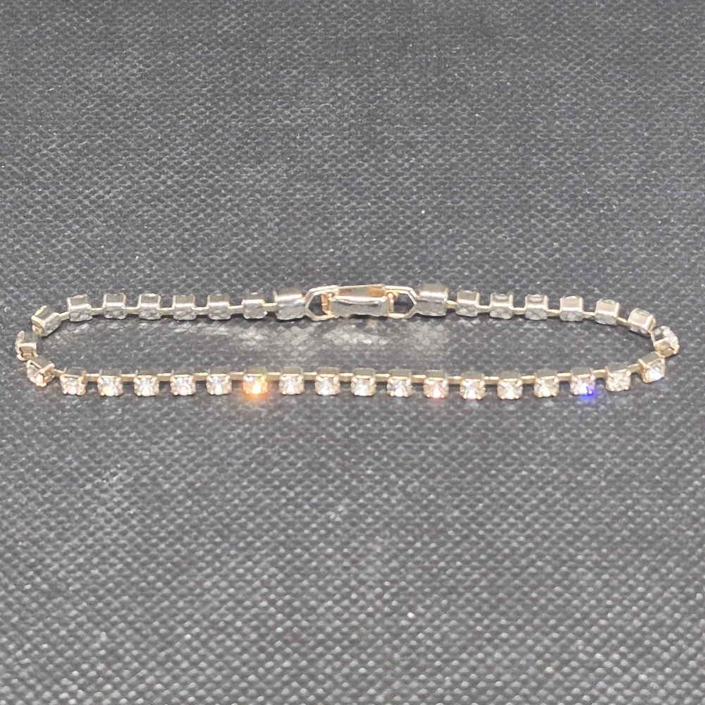 VINTAGE Clear Rhinestones in Gold Tone Setting Tennis Bracelet - Picture 4 of 14